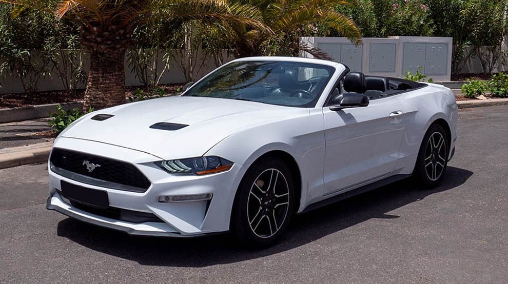 FORD MUSTANG WHITE